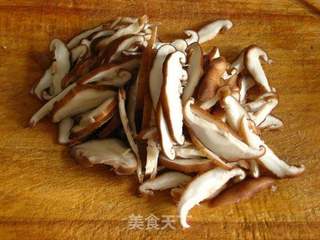 香菇海鲜疙瘩汤的做法步骤:2