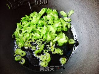【炸酱面 花样做】苦瓜鸡蛋炸酱面的做法步骤:2