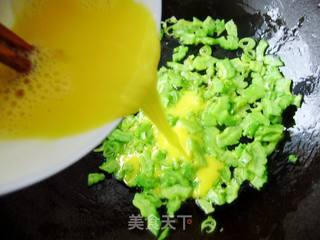 【炸酱面 花样做】苦瓜鸡蛋炸酱面的做法步骤:3