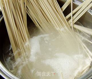 【炸酱面 花样做】苦瓜鸡蛋炸酱面的做法步骤:6