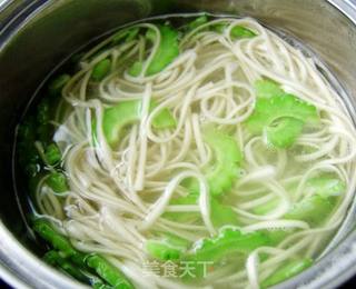 【炸酱面 花样做】苦瓜鸡蛋炸酱面的做法步骤:7