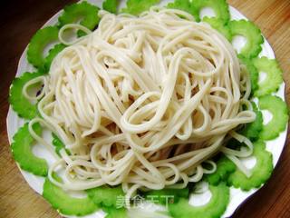 【炸酱面 花样做】苦瓜鸡蛋炸酱面的做法步骤:8