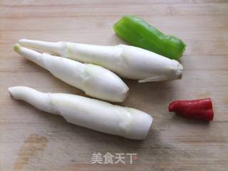 茭白炒肉丝的做法步骤：1