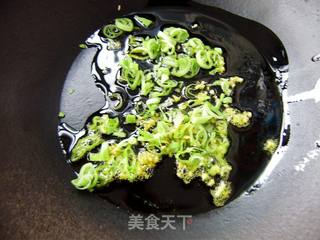 【炸酱面 花样做】豇豆粒炸酱面的做法步骤:3