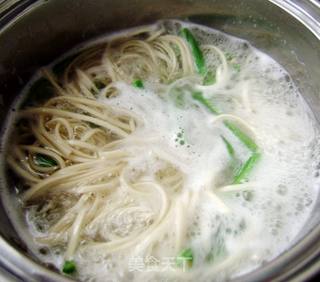 【炸酱面 花样做】豇豆粒炸酱面的做法步骤:7