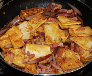咸肉泡菜炒豆腐的做法步骤：18