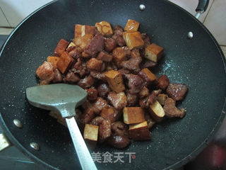 肉荤:酱豆干红烧肉的做法步骤:7