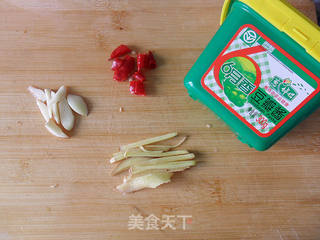 【炸酱面,花样做】 酱香排骨炸酱面的做法步骤:2