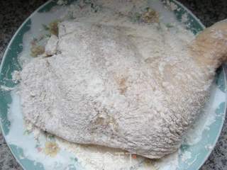 泡菜淋鸡腿的做法步骤：2