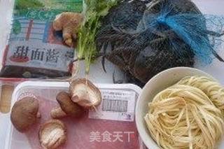 【炸酱面，花样做】蟹香炸酱面的做法步骤：1