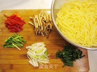 土豆丝炒豆腐干的做法步骤:2