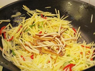 土豆丝炒豆腐干的做法步骤:8