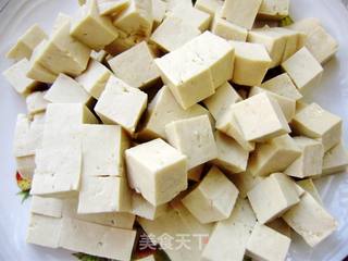 【炸酱面 花样做】辣炒豆腐炸酱面的做法步骤：1