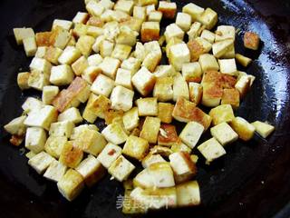 【炸酱面 花样做】辣炒豆腐炸酱面的做法步骤:2