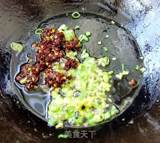 【炸酱面 花样做】辣炒豆腐炸酱面的做法步骤:4