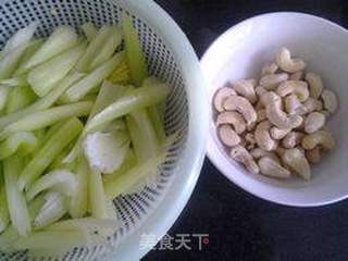 腰果炒芹菜的做法步骤：2