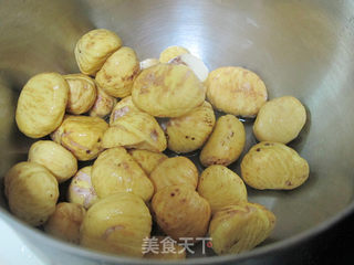 肉荤:板栗烧鸡翅的做法步骤:2