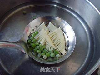 【炸酱面,花样做】:海鲜炸酱面的做法步骤:3