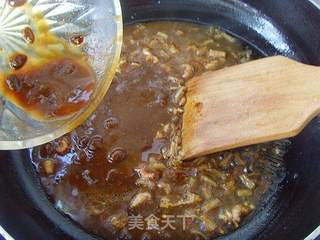 【炸酱面,花样做】:海鲜炸酱面的做法步骤:7
