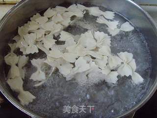 【炸酱面,花样做】:海鲜炸酱面的做法步骤:10