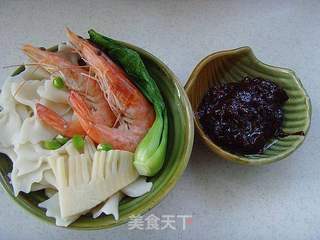 【炸酱面,花样做】:海鲜炸酱面的做法步骤:12