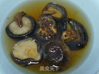 【香菇黄豆煲猪手】益气补脾健骨骼的做法步骤：1