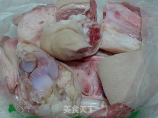 【香菇黄豆煲猪手】益气补脾健骨骼的做法步骤：2