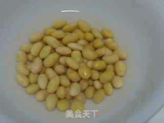 【香菇黄豆煲猪手】益气补脾健骨骼的做法步骤：3