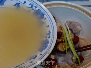 【香菇黄豆煲猪手】益气补脾健骨骼的做法步骤：7