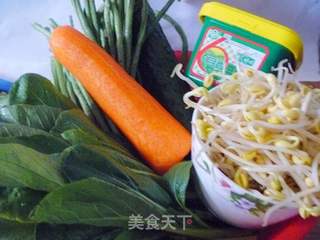 【炸酱面，花样做】果仁肉丁炸酱面的做法步骤：1