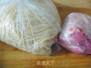 【炸酱面，花样做】果仁肉丁炸酱面的做法步骤：2