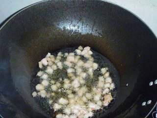 【炸酱面，花样做】果仁肉丁炸酱面的做法步骤：5
