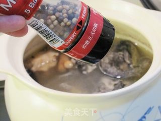 当归西洋参乌鸡汤的做法步骤：6