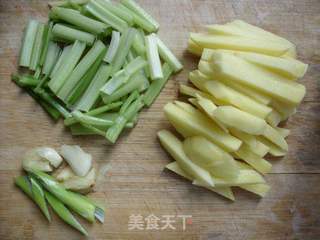 土豆香芹烧对虾的做法步骤:5