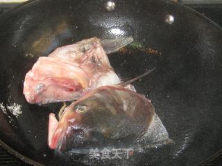 鲢鱼头滚豆腐的做法步骤:2