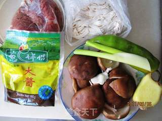 香菇牛肉炸酱面的做法步骤：1