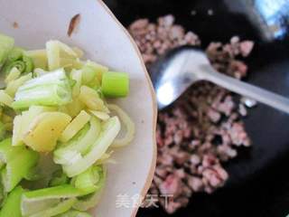 香菇牛肉炸酱面的做法步骤:5
