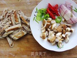 香菇洋葱孜然炒饼的做法步骤：2