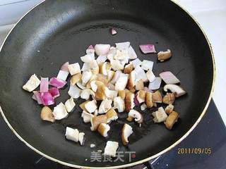 香菇洋葱孜然炒饼的做法步骤：4