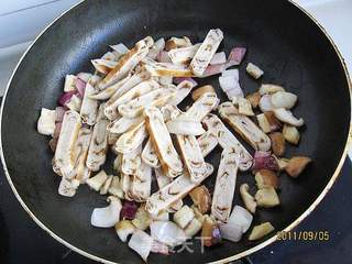 香菇洋葱孜然炒饼的做法步骤：5
