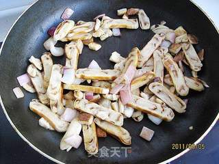 香菇洋葱孜然炒饼的做法步骤：6