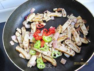香菇洋葱孜然炒饼的做法步骤：7