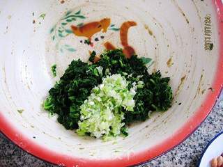 菠菜豆腐煎饺的做法步骤：2