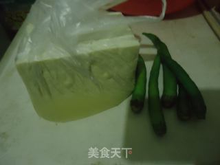 小青椒炖豆腐的做法步骤：1