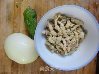 洋葱炒豆丹的做法步骤：1