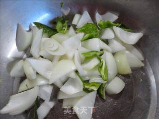 洋葱炒豆丹的做法步骤：2