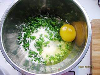 韭苔鸡蛋薄煎饼的做法步骤:2