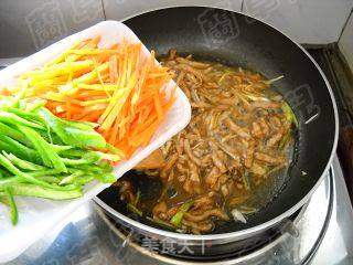 青椒酱肉丝鸡蛋面的做法步骤:6