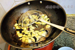 鲍汁儿茄丁的做法步骤:2