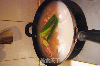 飨入“绯绯”——番茄排骨炖莲藕的做法步骤:4